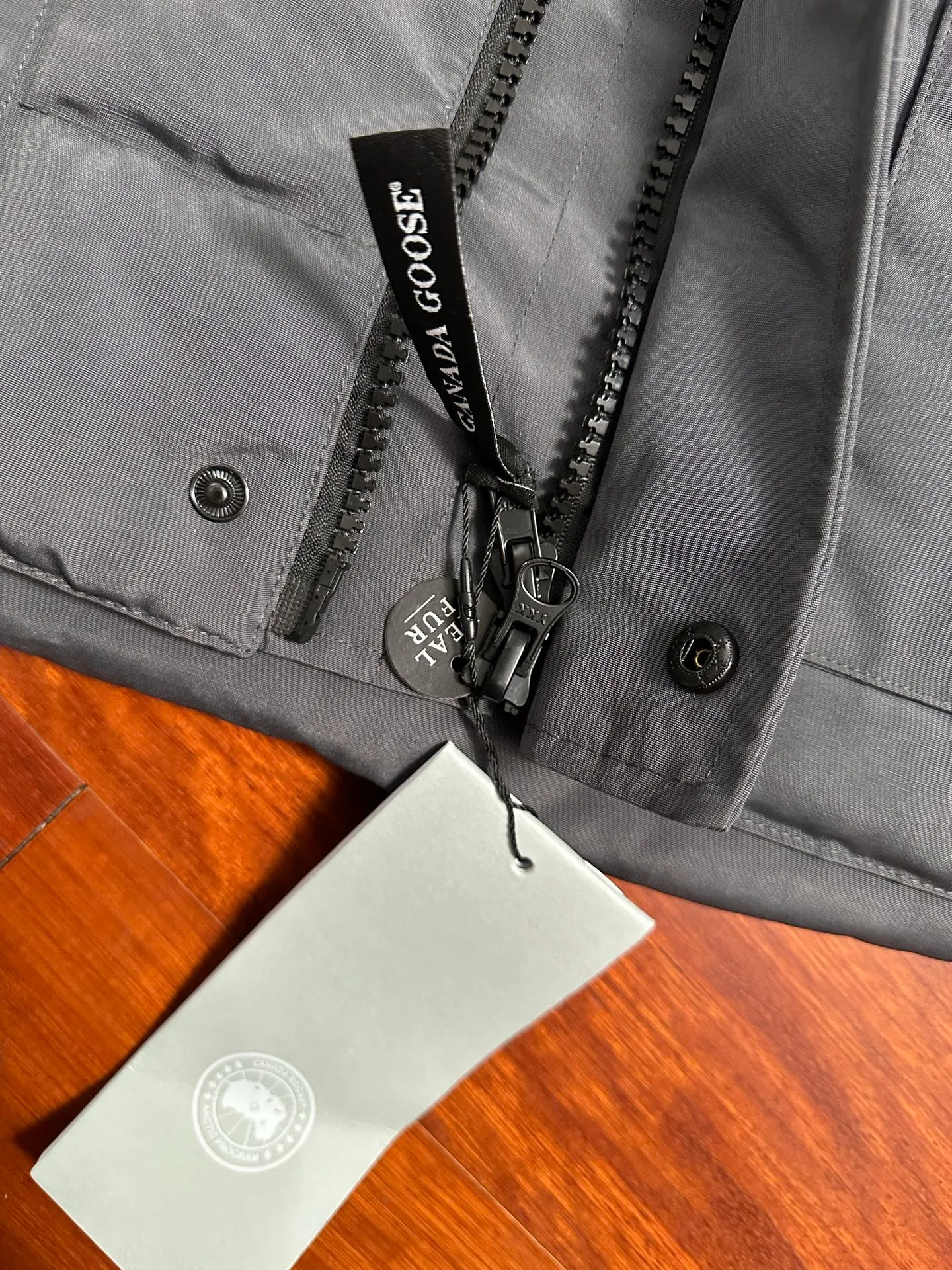 P520 Canada Goose down vest, dark gray and versatile, warm and stylish, easily adaptable to many styles, great for layering in autumn and winter~ There is only one protagonist in autumn and winter every year, and that is the goose. Any other category is a supporting role. Super stylish, simple and versatile, a must-buy item in autumn and winter. This excellent down vest can be freely layered with various clothes, it can be worn with T-shirts, sweaters, sweaters, and thin cotton, and it is made of wear-resistant fabric without being pretentious! Color: black, gray, white Size: XS, S, M, L, XL, XXL